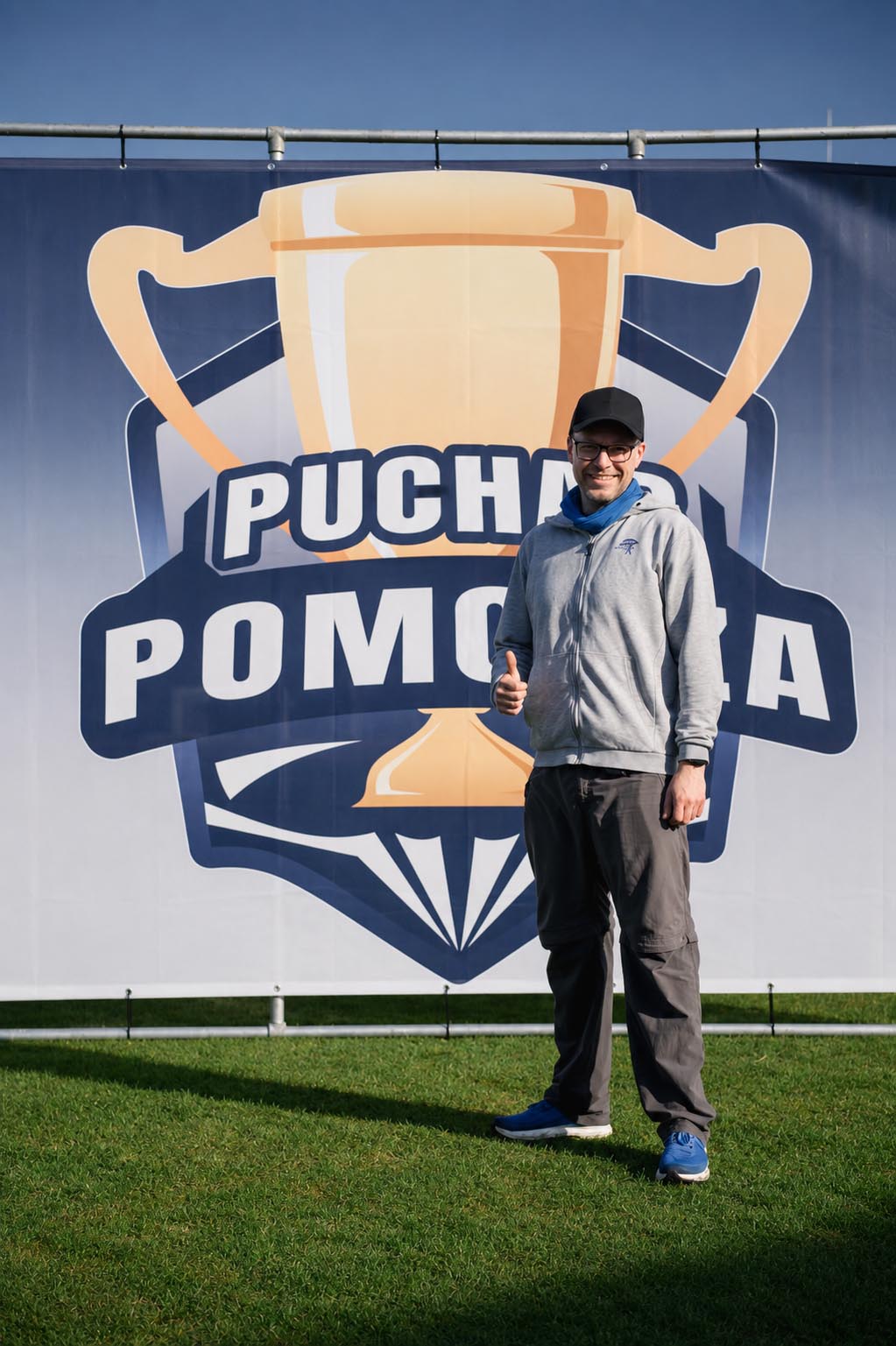 Krzysztof Walczak na tle banera Pucharu Pomorza
